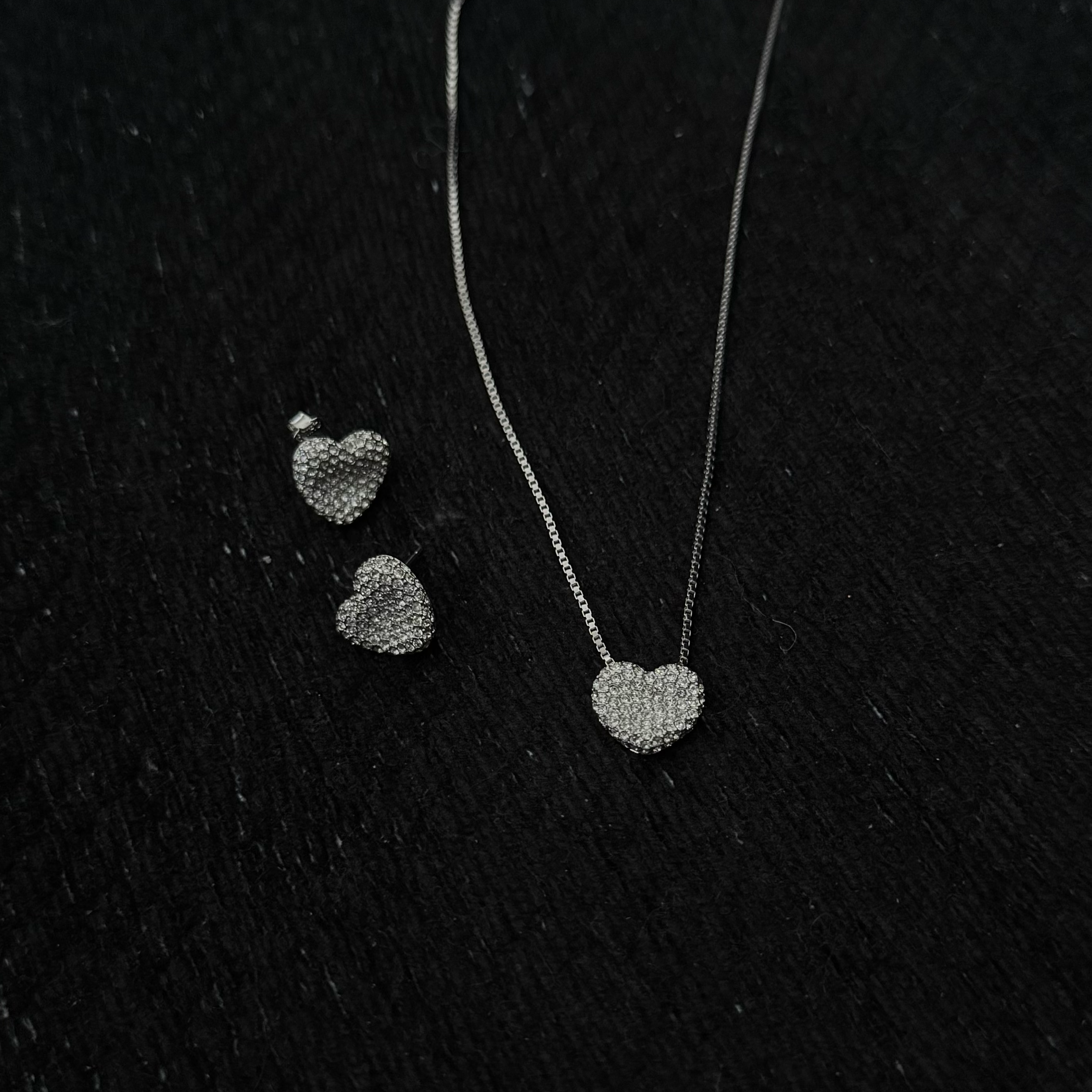 Caved heart cubic earrings