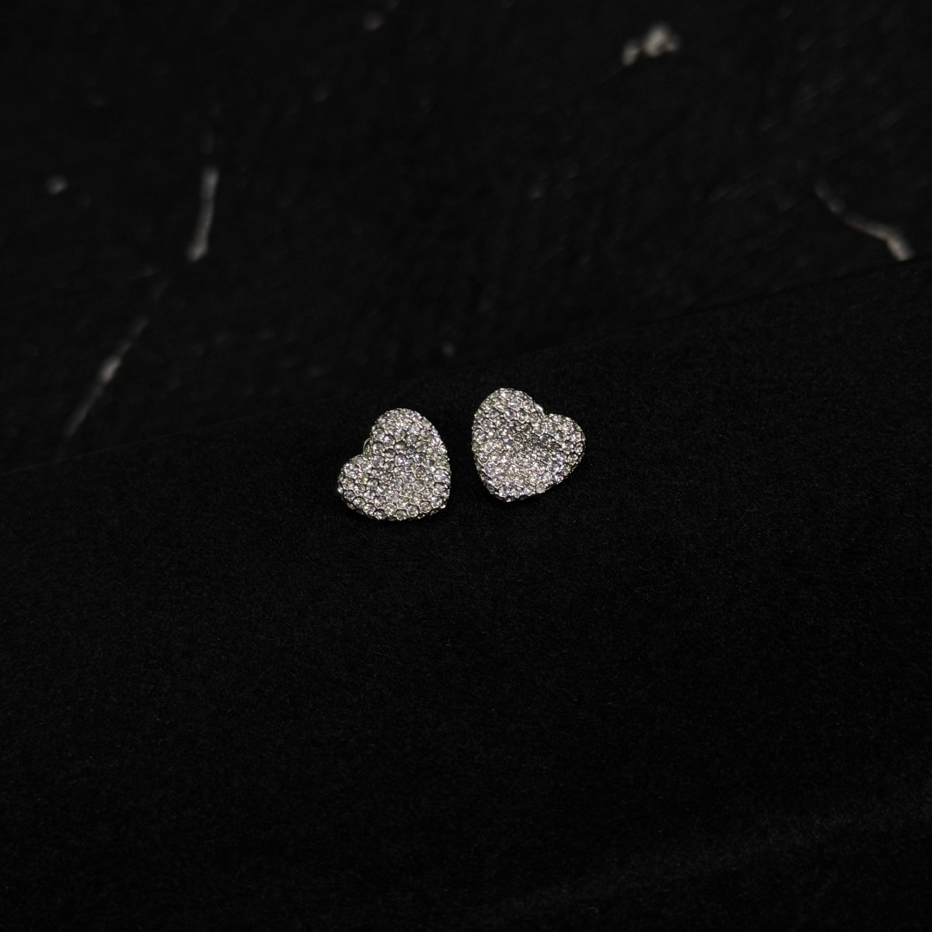 Caved heart cubic earrings