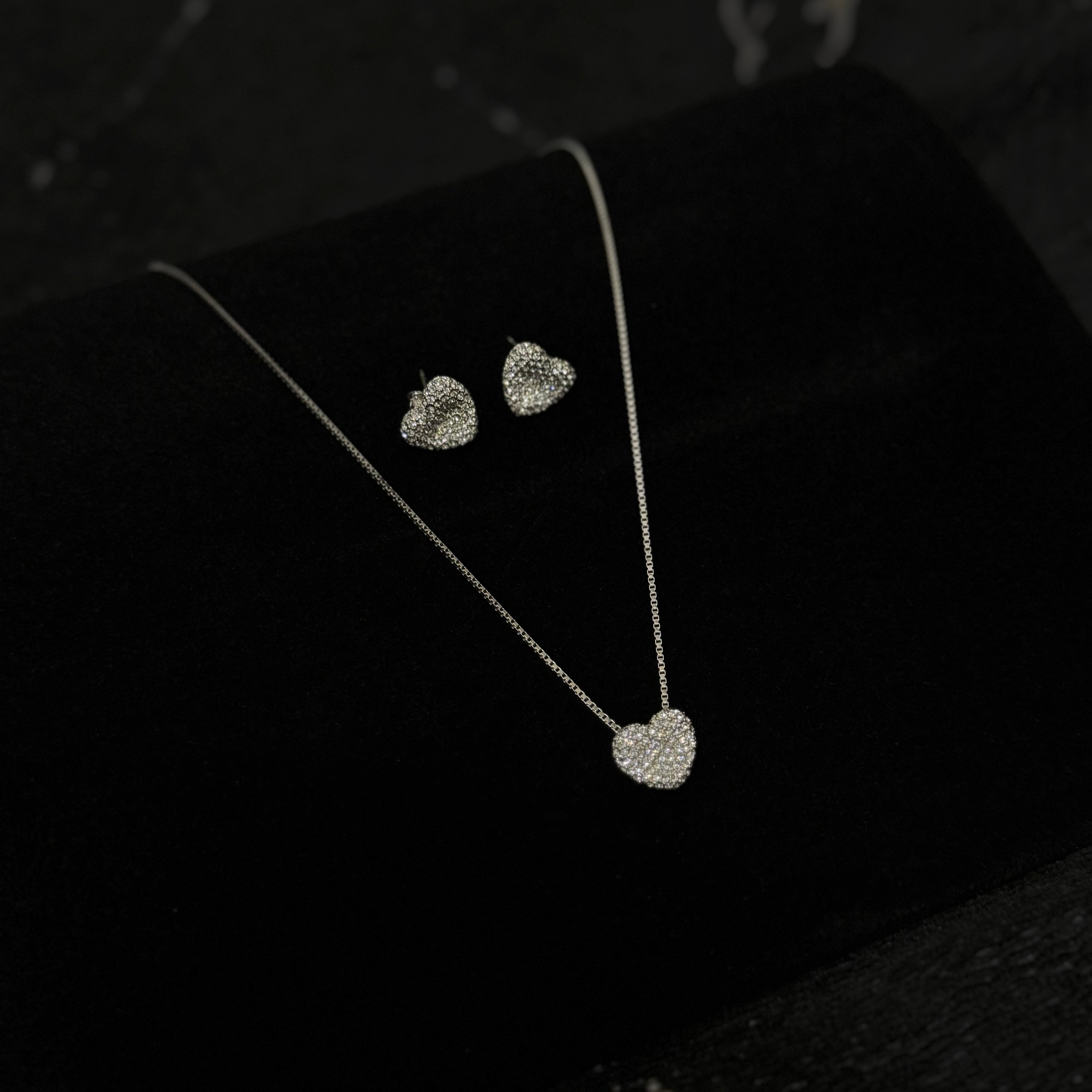 Caved heart cubic necklace