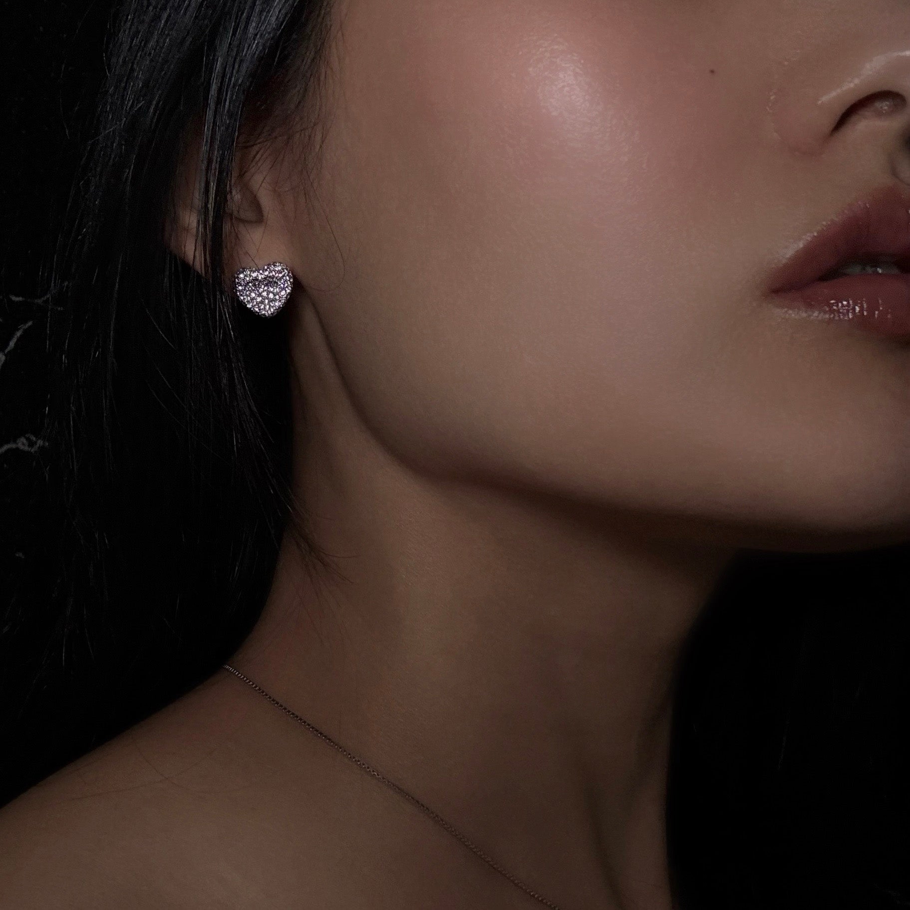 Caved heart cubic earrings