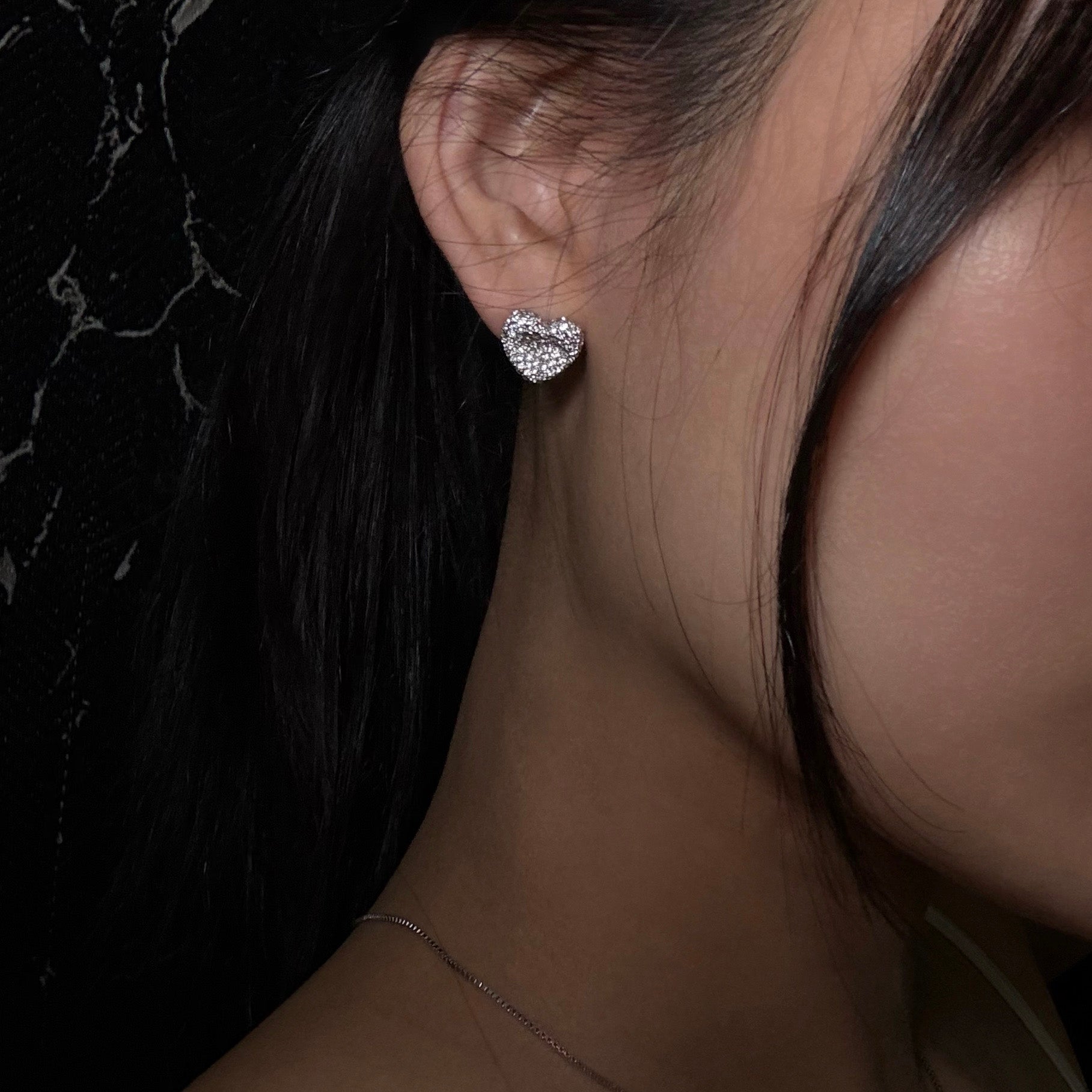 Caved heart cubic earrings