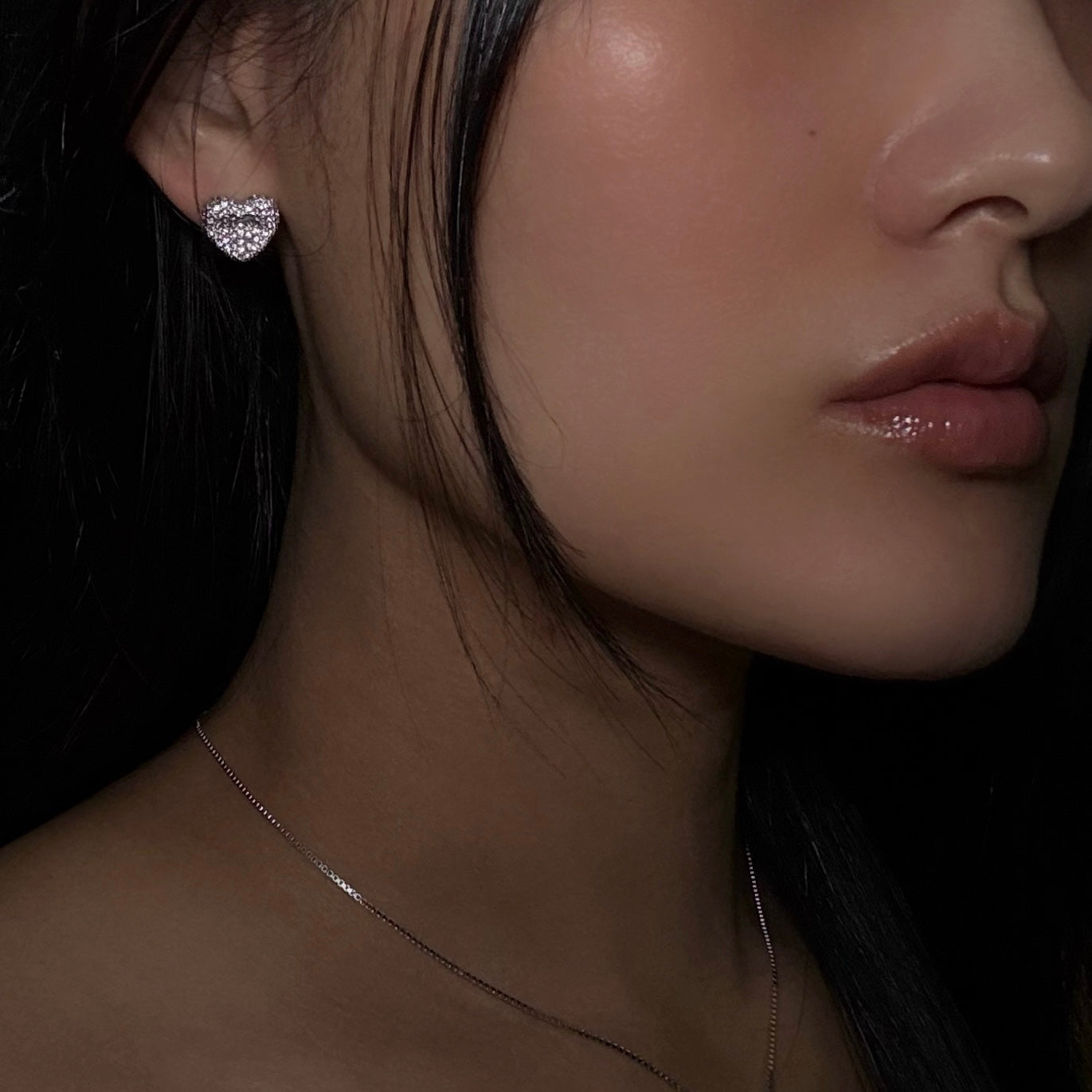 Caved heart cubic earrings